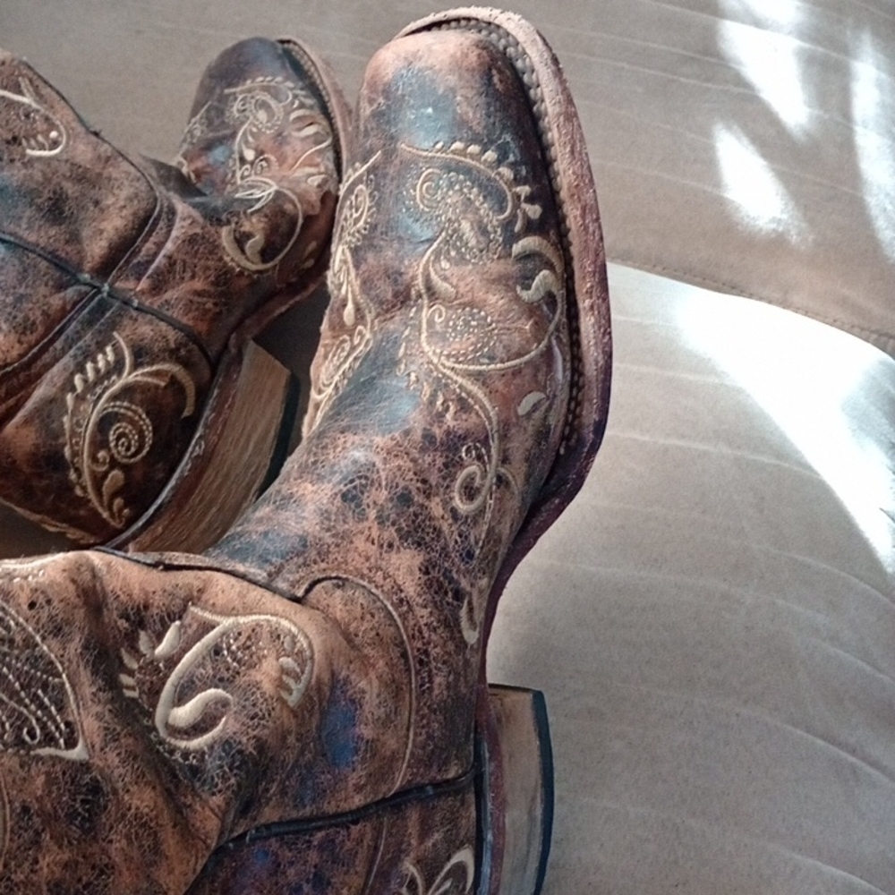Circle G Distressed Brown Cowboy Boots